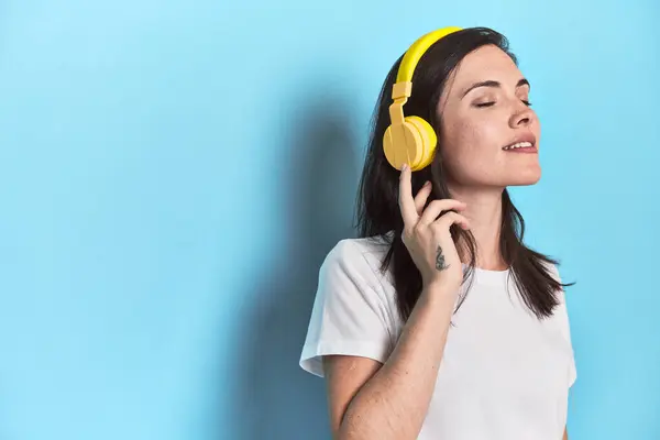 Young Woman Immersed Music Headphones Blue — Stock Photo, Image