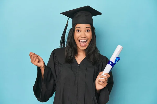 Celebrando Filipina Graduado Con Diploma Gorra Estudio Azul — Foto de Stock