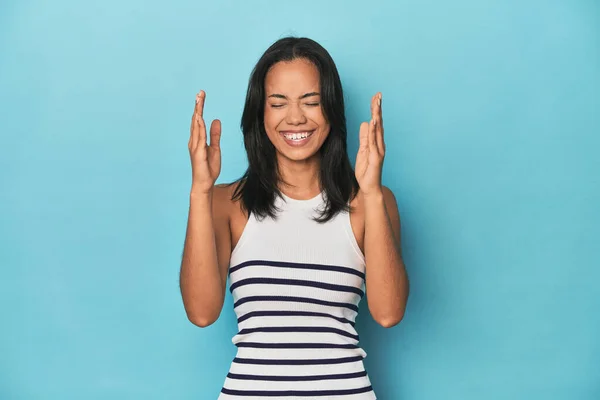 Filippijnse Jonge Vrouw Blauwe Studio Vrolijk Lachen Veel Geluksconcept — Stockfoto