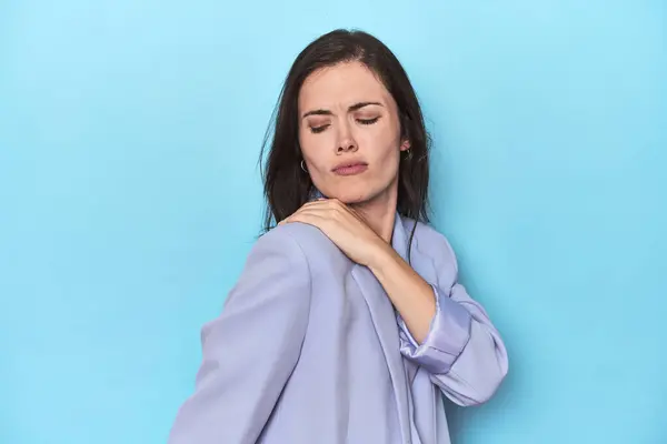 Woman Blue Blazer Blue Background Having Shoulder Pain — Stock Photo, Image