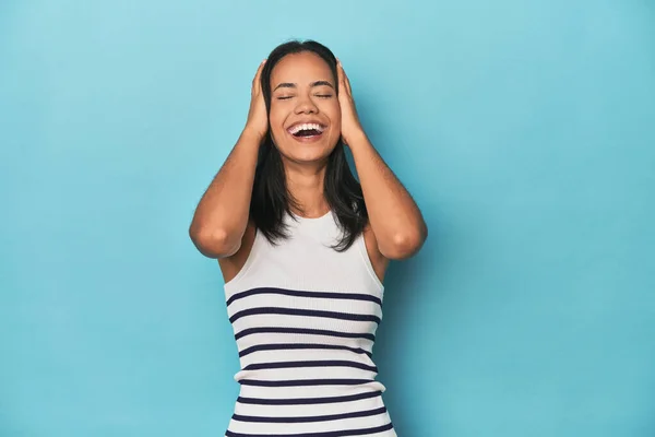 Filipina Junge Frau Auf Blauem Studio Lacht Fröhlich Und Hält — Stockfoto