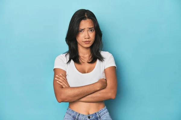 Filipina Young Woman Blue Studio Suspicious Uncertain Examining You — Stock Photo, Image
