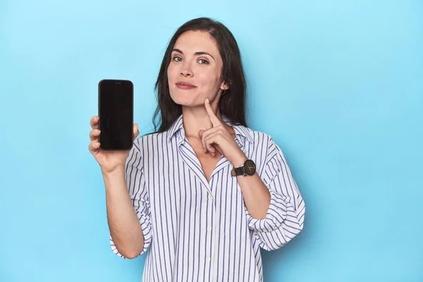 Mulher Exibindo Tela Telefone Fundo Azul — Fotografia de Stock