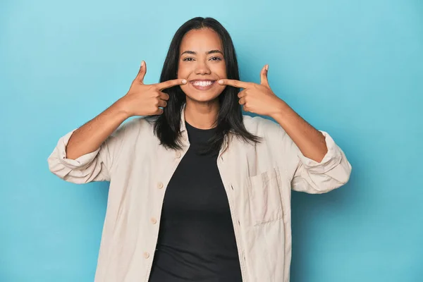 Filipína Mladá Žena Modrém Studiu Usmívá Ukazuje Prsty Ústa — Stock fotografie