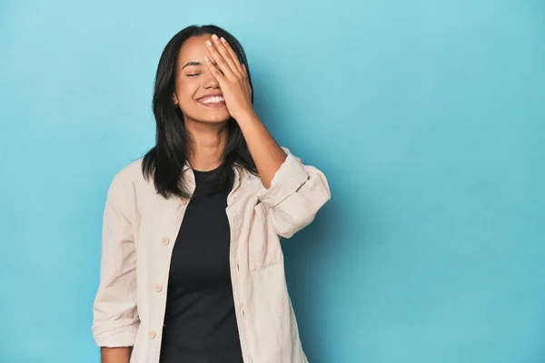 Filippijnse Jonge Vrouw Blauwe Studio Lachen Gelukkig Zorgeloos Natuurlijke Emotie — Stockfoto