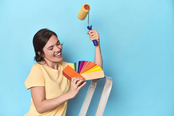 Kobieta Paletą Kolorów Malowanie Ściany Drabinie — Zdjęcie stockowe