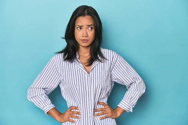 Filipina Young Woman Blue Studio Confused Feels Doubtful Unsure — Stock Photo, Image
