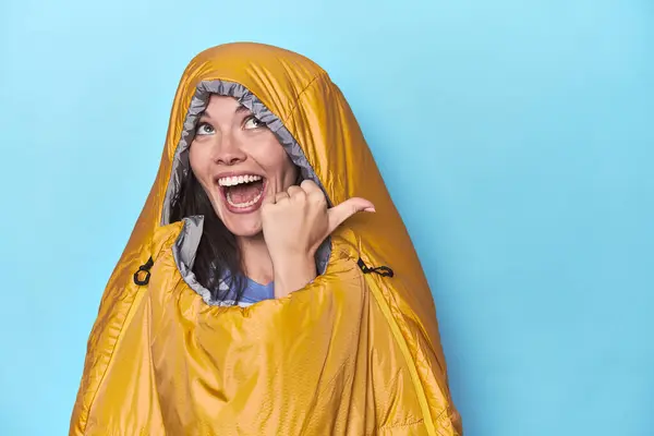 Femme Dans Sac Couchage Sur Fond Bleu Points Avec Pouce — Photo