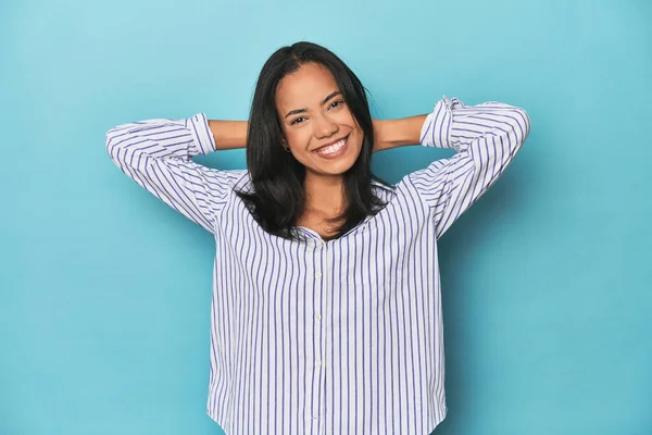 Filipina Mujer Joven Estudio Azul Brazos Extendidos Posición Relajada —  Fotos de Stock