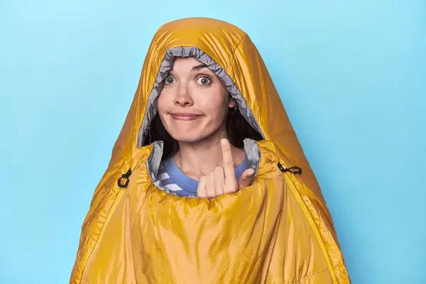 Femme Dans Sac Couchage Sur Fond Bleu Pointant Doigt Vers — Photo
