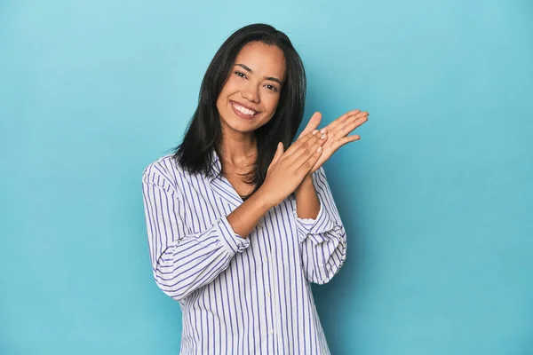 Filipina Young Woman Blue Studio Feeling Energetic Comfortable Rubbing Hands — Stock Photo, Image