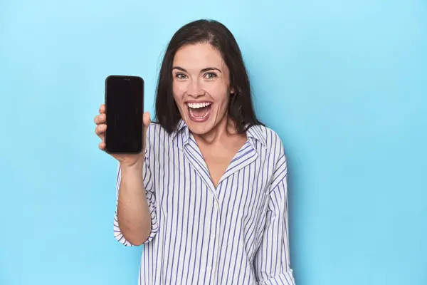Mulher Esperançosa Exibindo Tela Telefone Azul — Fotografia de Stock