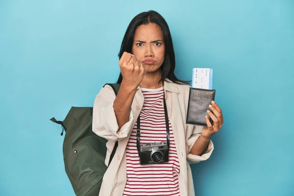 Filipina Aparatem Fotograficznym Bilety Plecak Niebiesko Pokazujący Pięść Kamery Agresywny — Zdjęcie stockowe