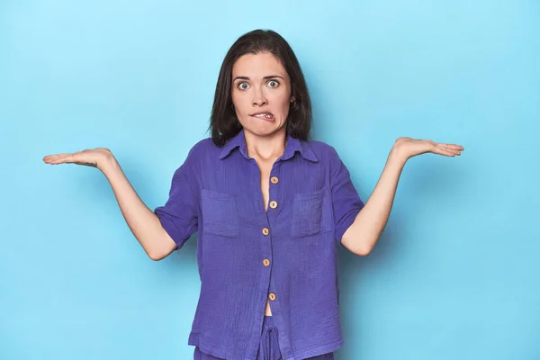 Young Caucasian Woman Blue Backdrop Confused Doubtful Shrugging Shoulders Hold — Stock Photo, Image