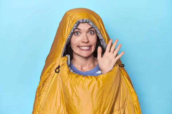Femme Dans Sac Couchage Sur Fond Bleu Souriant Gai Montrant — Photo