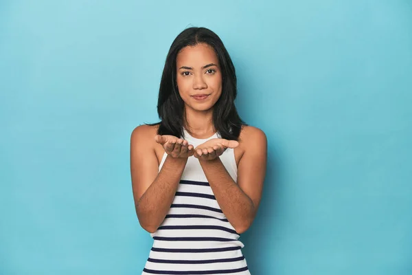 Filippijnse Jonge Vrouw Blauwe Studio Houden Iets Met Handpalmen Aanbieden — Stockfoto