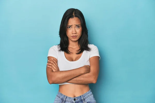 Filipina Young Woman Blue Studio Unhappy Looking Camera Sarcastic Expression — Stock Photo, Image