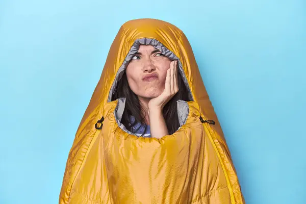 Femme Dans Sac Couchage Sur Fond Bleu Touchant Arrière Tête — Photo