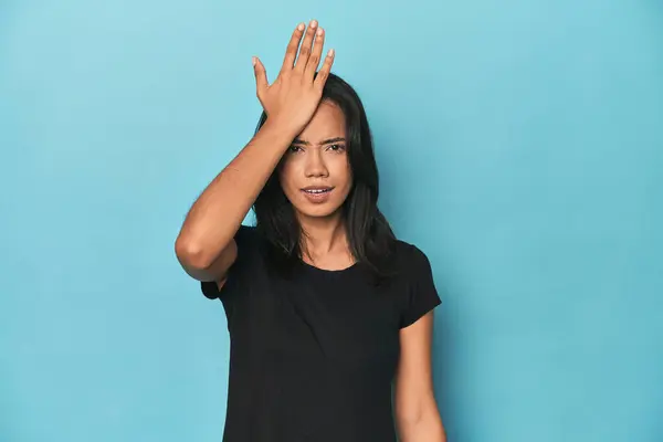 Filippijnse Jonge Vrouw Blauwe Studio Iets Vergeten Slaan Voorhoofd Met — Stockfoto