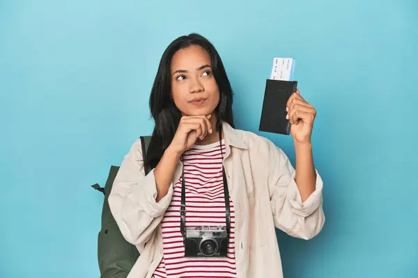 Filipina Podróżnik Wyświetla Bilet Lotniczy Aparatem Fotograficznym Plecakiem Niebiesko — Zdjęcie stockowe
