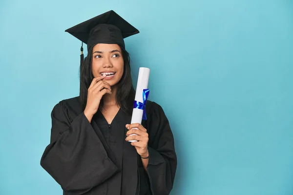 Filipina Graduado Con Diploma Estudio Azul Relajado Pensando Algo Mirando — Foto de Stock