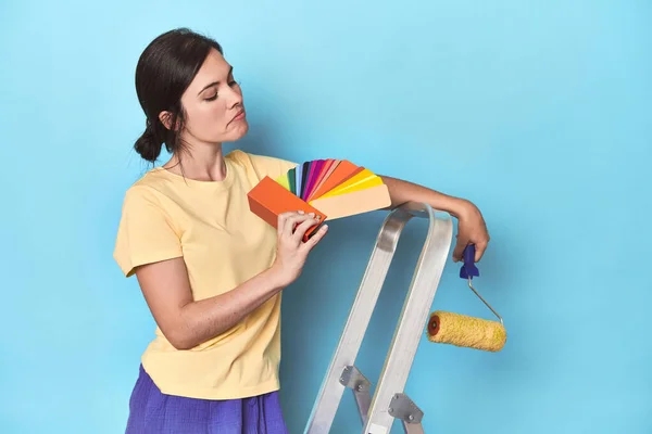 Mujer Con Paleta Colores Pintura Pared Escalera —  Fotos de Stock