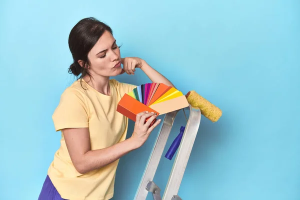 Mulher Com Parede Pintura Paleta Cores Escada — Fotografia de Stock