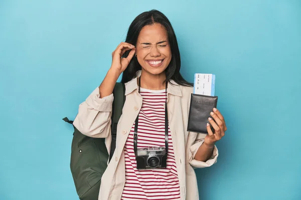 Filipina Camera Tickets Backpack Blue Covering Ears Hands — Stock Photo, Image