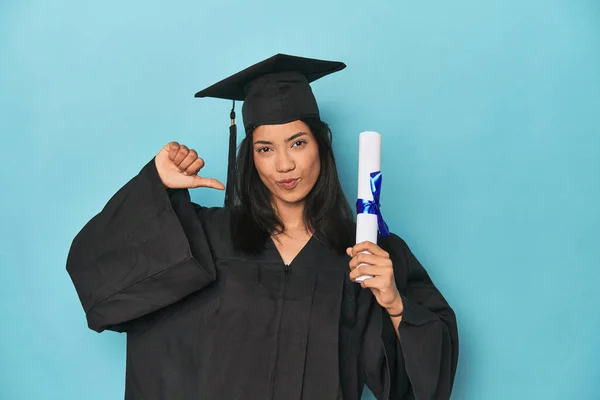 Filipina Graduate Diploma Blue Studio Feels Proud Self Confident Example — Stock Photo, Image