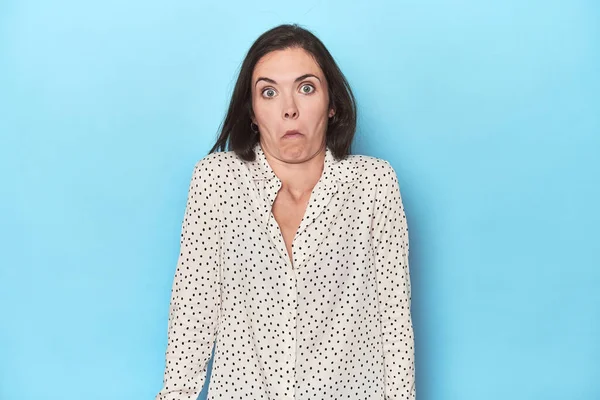 Young Caucasian Woman Blue Backdrop Shrugs Shoulders Open Eyes Confused — Stock Photo, Image