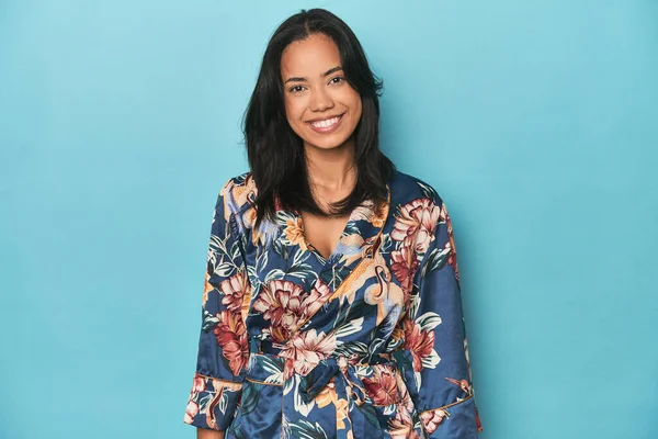 Filipina Blommig Kimono Blå Studio Glad Leende Och Glad — Stockfoto