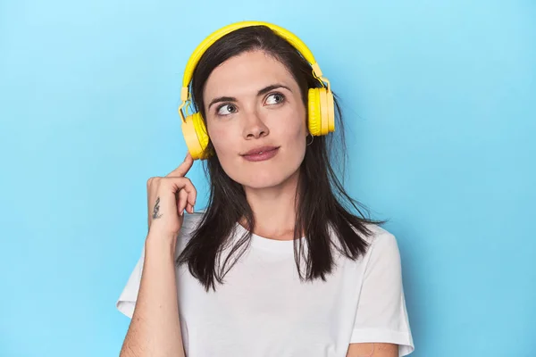 Young Woman Immersed Music Headphones Blue — Stock Photo, Image
