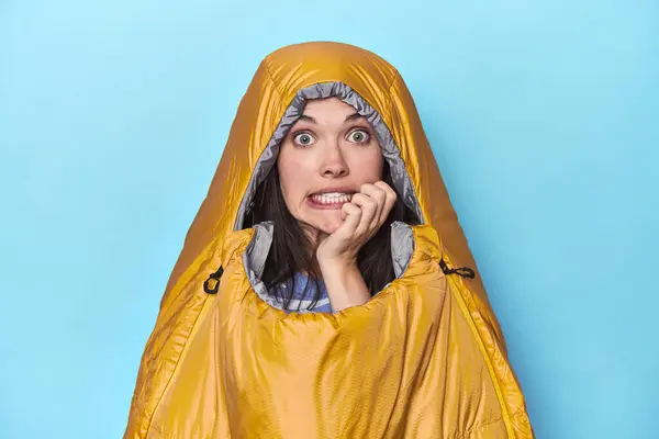 Femme Dans Sac Couchage Sur Fond Bleu Ongles Mordants Nerveux — Photo