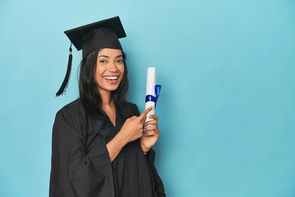 Filipina Absolvent Mit Diplom Und Mütze Auf Blauem Atelier Feiern — Stockfoto
