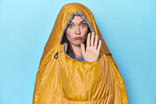 Femme Dans Sac Couchage Sur Fond Bleu Debout Avec Main — Photo