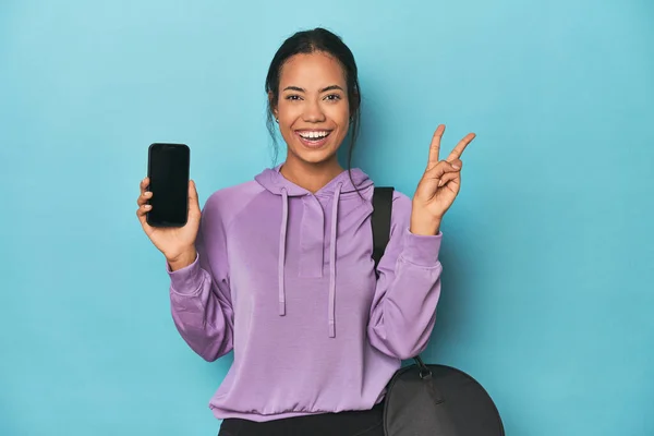 Filipina Redo För Gym Med Telefon Blå Visar Nummer Två — Stockfoto