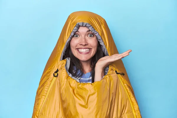 Femme Dans Sac Couchage Sur Fond Bleu Montrant Espace Copie — Photo