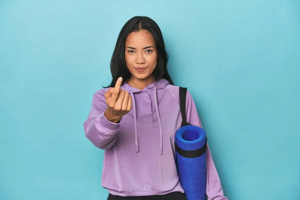 Filipina Athlet Mit Yogamatte Auf Blauem Grund Zeigt Mit Dem — Stockfoto