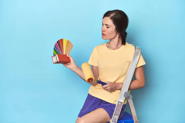 Renk Paletli Kadın Merdivene Duvar Boyuyor — Stok fotoğraf
