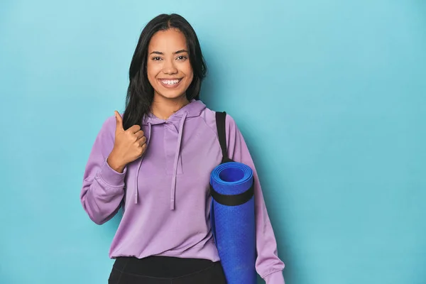 Philippinischer Athlet Mit Yogamatte Auf Blauem Lächeln Und Erhobenem Daumen — Stockfoto