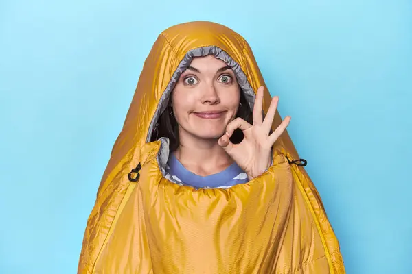 Femme Dans Sac Couchage Sur Fond Bleu Joyeux Confiant Montrant — Photo