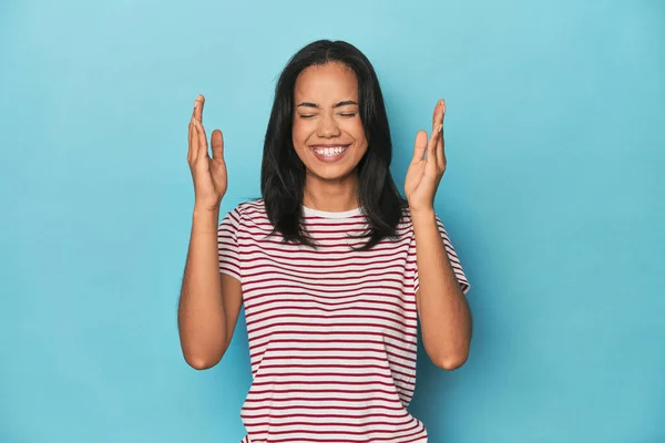 Filippijnse Jonge Vrouw Blauwe Studio Vrolijk Lachen Veel Geluksconcept — Stockfoto