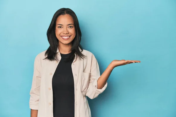 Filipina Young Woman Blue Studio Showing Copy Space Palm Holding — Stock Photo, Image