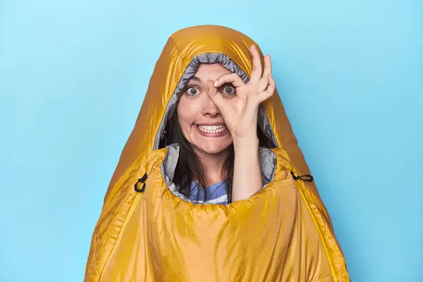 Femme Dans Sac Couchage Sur Fond Bleu Excité Gardant Geste — Photo