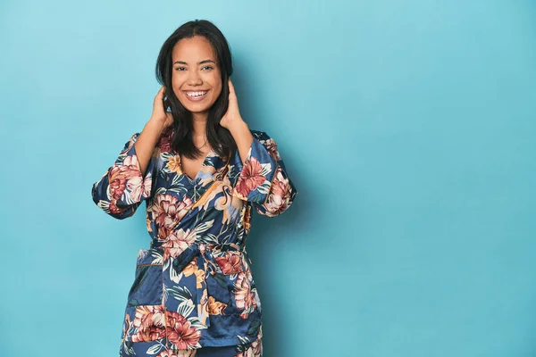 Glada Filipina Traditionell Kimono Poserar Blå Studio Bakgrund — Stockfoto