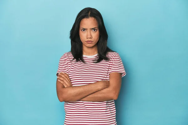 Filippijnse Jonge Vrouw Blauwe Studio Ongelukkig Kijken Camera Met Sarcastische — Stockfoto