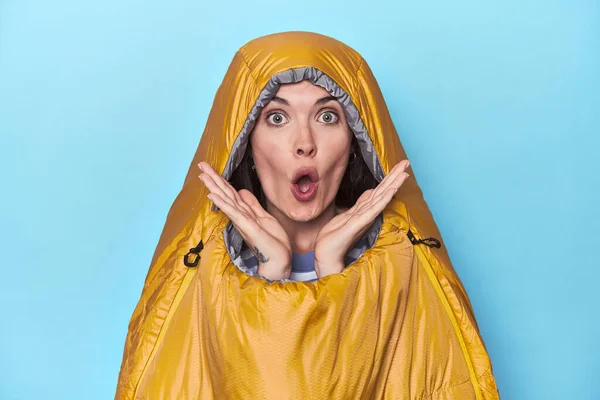 Femme Dans Sac Couchage Sur Fond Bleu Surpris Choqué — Photo