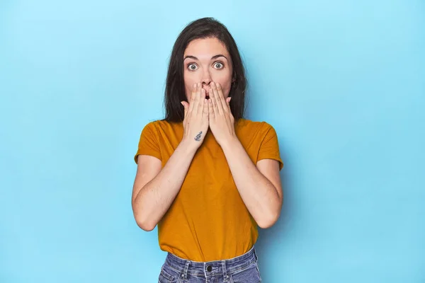 Young Caucasian Woman Blue Backdrop Shocked Covering Mouth Hands Anxious — Stock Photo, Image