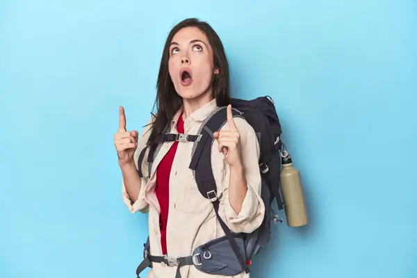Adventurous Woman Backpack Blue Pointing Upside Opened Mouth — Stock Photo, Image