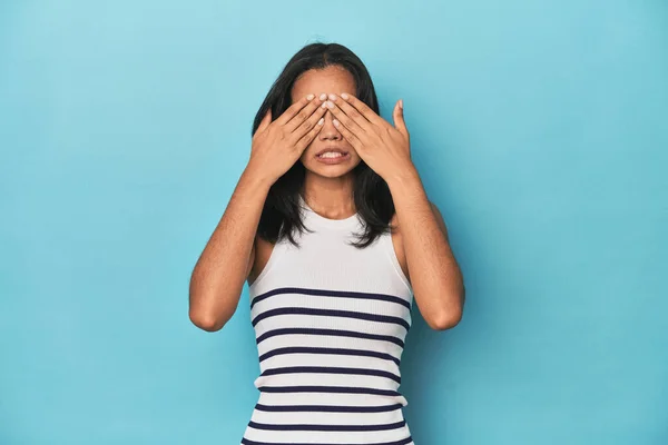 Filipína Mladá Žena Modrém Studiu Bojí Zakrýt Oči Rukama — Stock fotografie